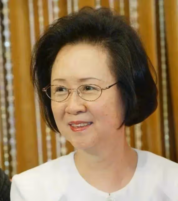 瓊瑤阿姨「25億豪宅」曝光！180多坪7層獨棟洋房，火焰木橫跨整個花園，是夫妻二人愛情見證地標