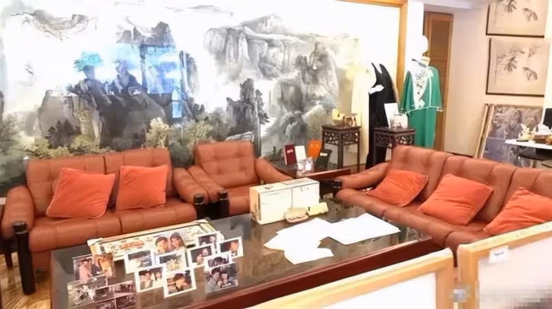 瓊瑤阿姨「25億豪宅」曝光！180多坪7層獨棟洋房，火焰木橫跨整個花園，是夫妻二人愛情見證地標