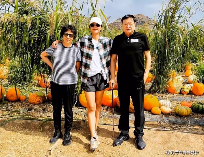 徐靜蕾三年沒見父母，為父母做豐富飯菜，一家三口留下幸福合影