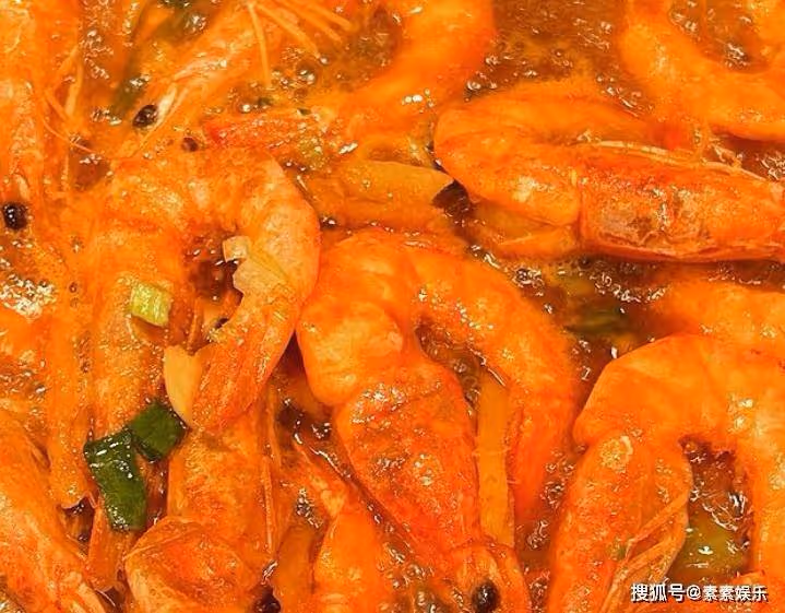 徐靜蕾三年沒見父母，為父母做豐富飯菜，一家三口留下幸福合影