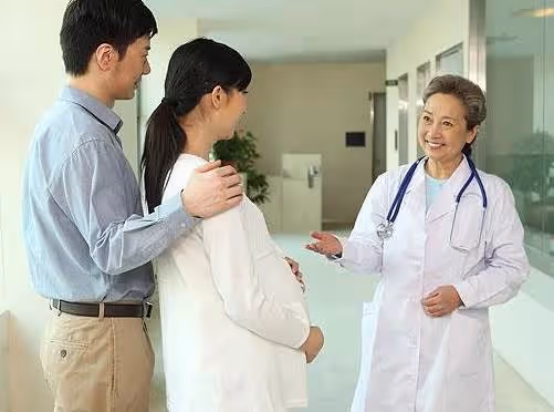 我無法生育老公仍執意要娶，婚後領養了女兒幸福無比，直到一天看到他陪別的女人產檢：天塌了