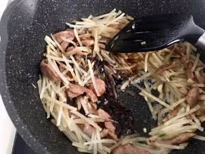 土豆肉絲蓋澆面
