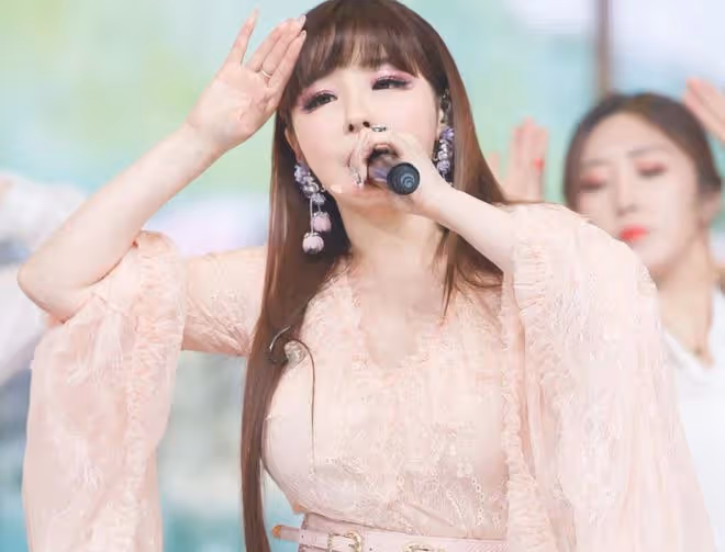 寶藏歌手朴春,是第一代人間芭比,可惜被yg雪藏多年