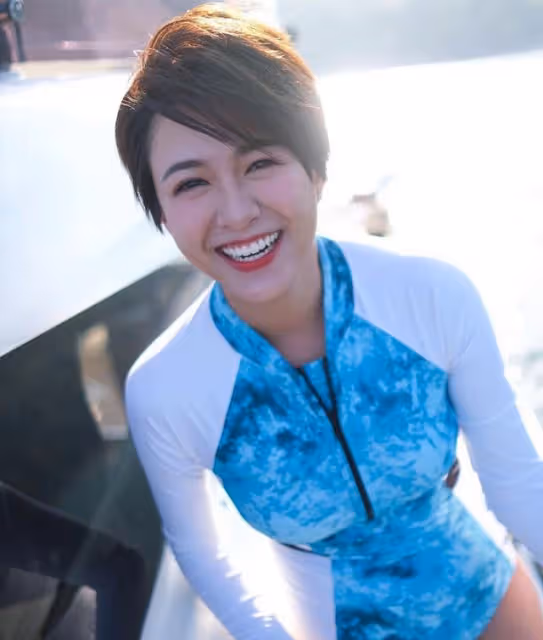 TVB上位小花曬泳照秀美腿白滑肌,包裹嚴實卻顯上圍更加豐滿