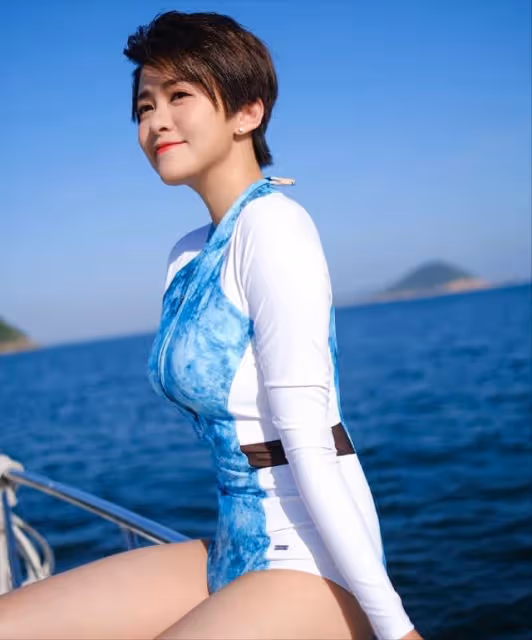 TVB上位小花曬泳照秀美腿白滑肌,包裹嚴實卻顯上圍更加豐滿