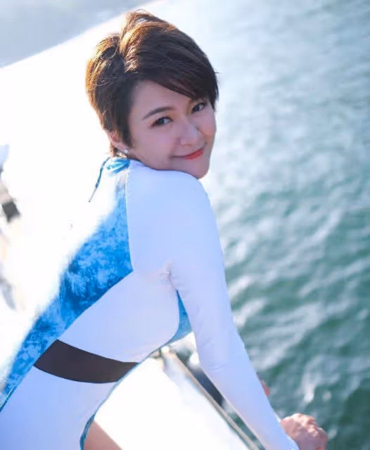 TVB上位小花曬泳照秀美腿白滑肌,包裹嚴實卻顯上圍更加豐滿