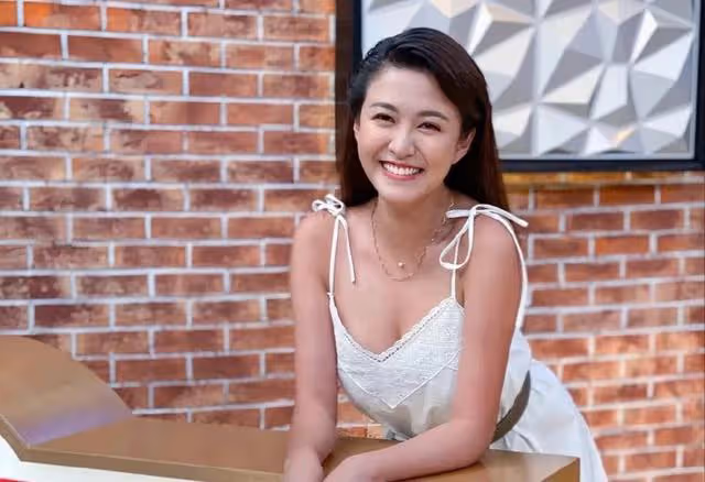 TVB上位小花曬泳照秀美腿白滑肌,包裹嚴實卻顯上圍更加豐滿