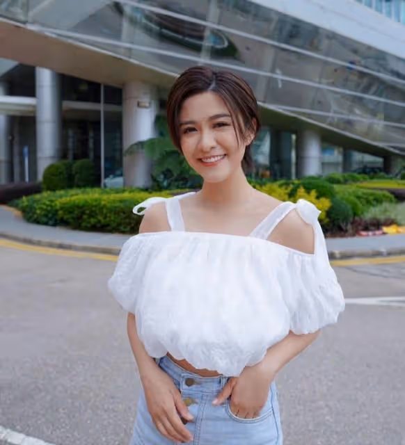 TVB上位小花曬泳照秀美腿白滑肌,包裹嚴實卻顯上圍更加豐滿