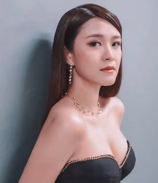 TVB上位小花曬泳照秀美腿白滑肌,包裹嚴實卻顯上圍更加豐滿