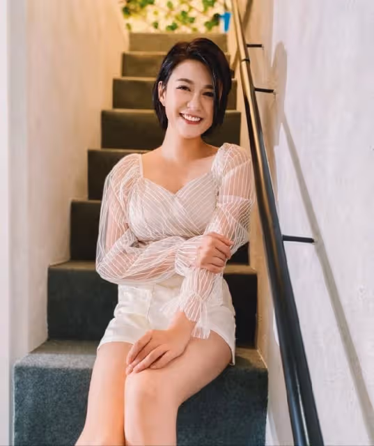 TVB上位小花曬泳照秀美腿白滑肌,包裹嚴實卻顯上圍更加豐滿