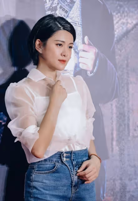TVB上位小花曬泳照秀美腿白滑肌,包裹嚴實卻顯上圍更加豐滿