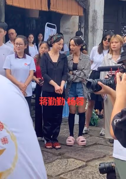 路人鏡頭下的楊蓉,五官身形皆平庸,被誇大的她不火真不奇怪!