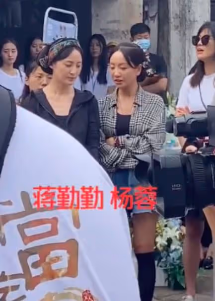路人鏡頭下的楊蓉,五官身形皆平庸,被誇大的她不火真不奇怪!