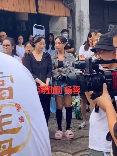 路人鏡頭下的楊蓉,五官身形皆平庸,被誇大的她不火真不奇怪!