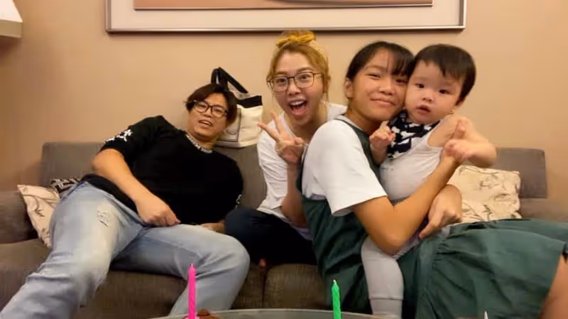 娶到妳好幸運!阿弟淚謝「愛妻擺攤撐家計」偷往口袋塞錢 收入比他多10倍「在外仍給足面子」護尪暖舉全曝光。