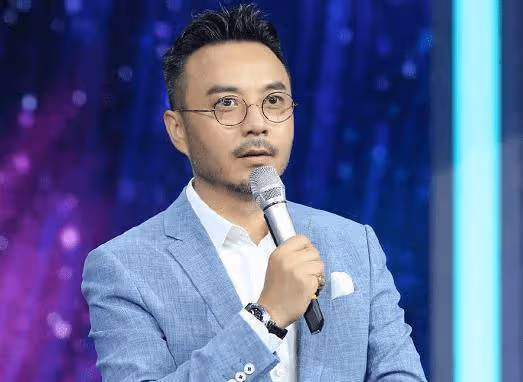 常年戴眼鏡的男明星,汪峰毛不易無所謂,看到費啟鳴:可惜了!