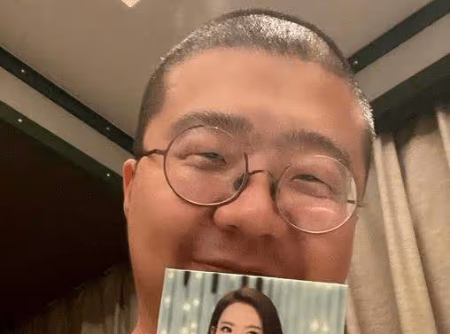常年戴眼鏡的男明星,汪峰毛不易無所謂,看到費啟鳴:可惜了!