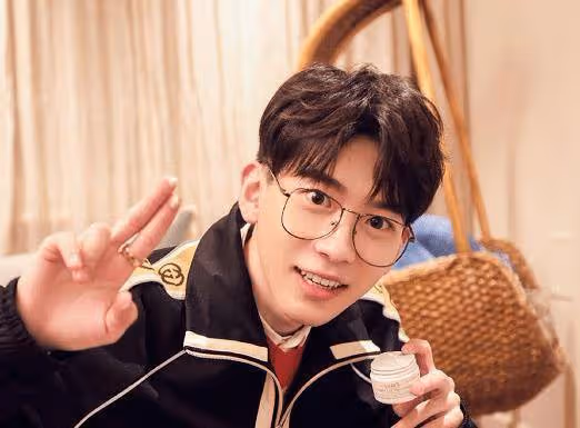 常年戴眼鏡的男明星,汪峰毛不易無所謂,看到費啟鳴:可惜了!