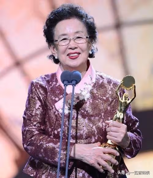 81歲羅文姬心態似少女 國民奶奶形象深入人心 本色出演搞笑一家人