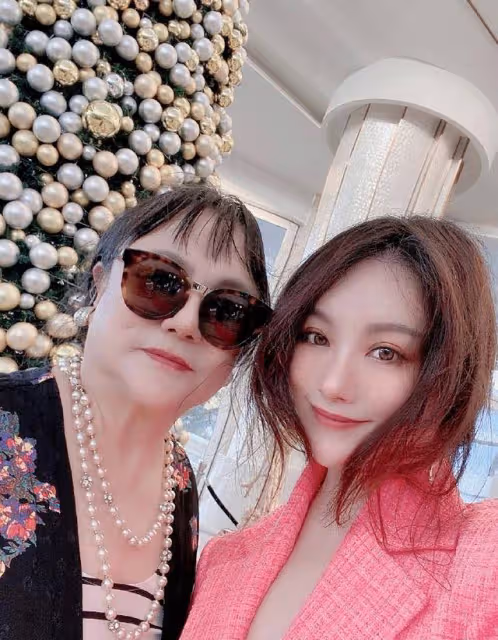 沈騰姐姐47歲仍單身，顏值遠超弟弟，事業成就比沈騰只高不低
