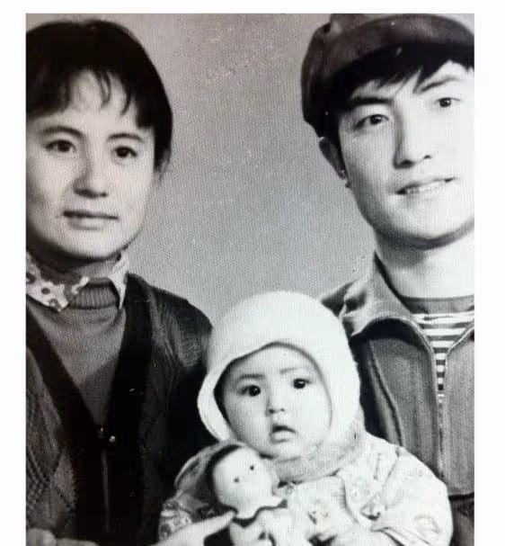 沈騰姐姐47歲仍單身，顏值遠超弟弟，事業成就比沈騰只高不低