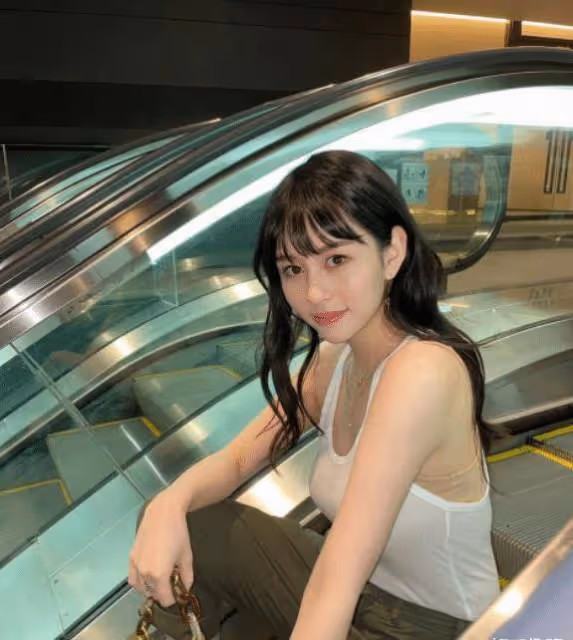 沈月要在國外正式出道引熱議，完美繼承高顏值，會是新一代女神？