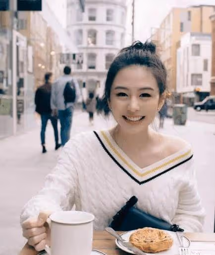 沈月要在國外正式出道引熱議，完美繼承高顏值，會是新一代女神？
