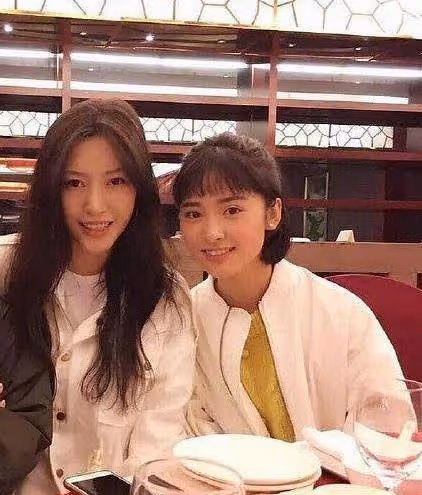 沈月的經紀人，因顏值高走紅，又因怒懟網友敗光好感