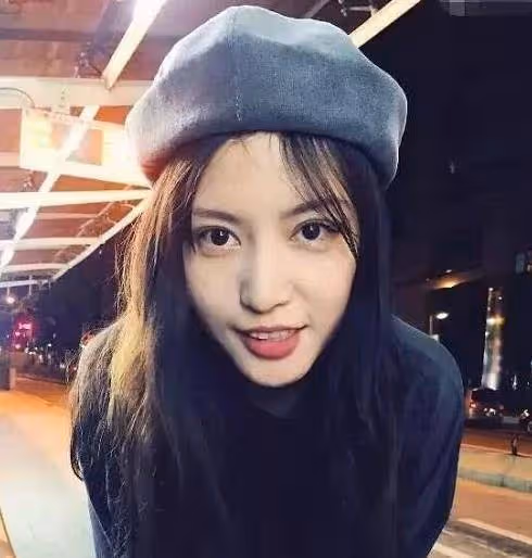 沈月的經紀人，因顏值高走紅，又因怒懟網友敗光好感