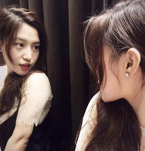 沈月的經紀人，因顏值高走紅，又因怒懟網友敗光好感