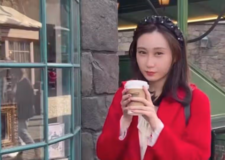 水均益29歲女兒惹爭議，在北京街頭不戴口罩喝酒，顏值出眾賽明星