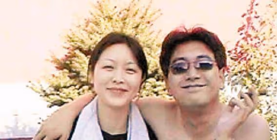 水均益29歲女兒惹爭議，在北京街頭不戴口罩喝酒，顏值出眾賽明星