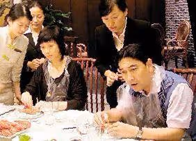 水均益29歲女兒惹爭議，在北京街頭不戴口罩喝酒，顏值出眾賽明星