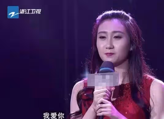 水均益29歲女兒惹爭議，在北京街頭不戴口罩喝酒，顏值出眾賽明星