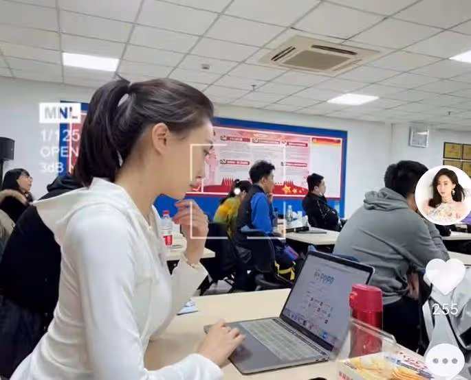 水均益29歲女兒惹爭議，在北京街頭不戴口罩喝酒，顏值出眾賽明星