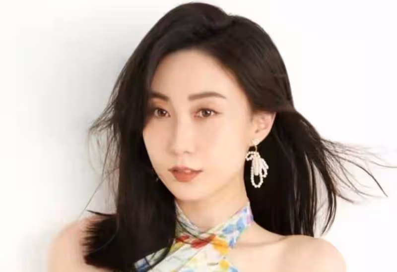 水均益29歲女兒惹爭議，在北京街頭不戴口罩喝酒，顏值出眾賽明星