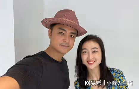 明道牽著兩歲兒子現身上海商場，孩子偏瘦，身上衣服像大了兩個碼