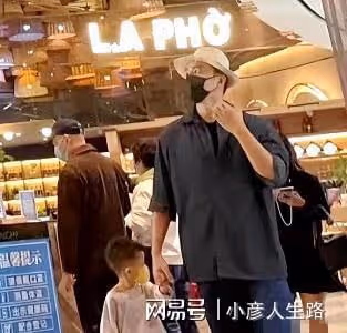 明道牽著兩歲兒子現身上海商場，孩子偏瘦，身上衣服像大了兩個碼