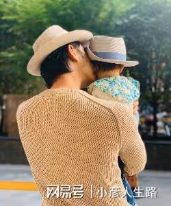 明道牽著兩歲兒子現身上海商場，孩子偏瘦，身上衣服像大了兩個碼