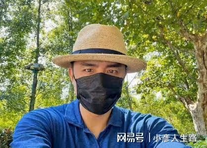 明道牽著兩歲兒子現身上海商場，孩子偏瘦，身上衣服像大了兩個碼