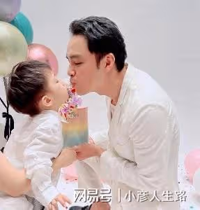 明道牽著兩歲兒子現身上海商場，孩子偏瘦，身上衣服像大了兩個碼