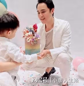 明道牽著兩歲兒子現身上海商場，孩子偏瘦，身上衣服像大了兩個碼