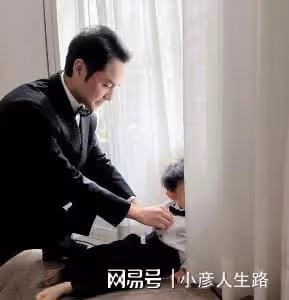 明道牽著兩歲兒子現身上海商場，孩子偏瘦，身上衣服像大了兩個碼
