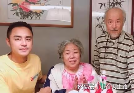 明道牽著兩歲兒子現身上海商場，孩子偏瘦，身上衣服像大了兩個碼