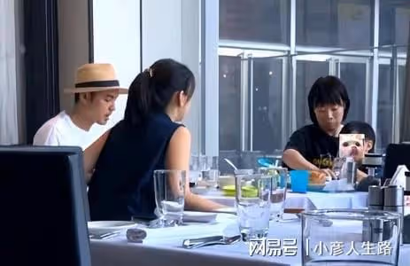 明道牽著兩歲兒子現身上海商場，孩子偏瘦，身上衣服像大了兩個碼