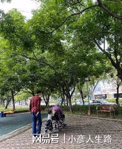 明道牽著兩歲兒子現身上海商場，孩子偏瘦，身上衣服像大了兩個碼