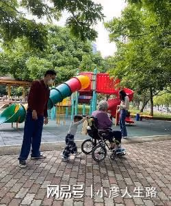 明道牽著兩歲兒子現身上海商場，孩子偏瘦，身上衣服像大了兩個碼