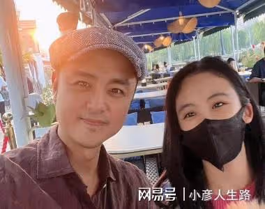 明道牽著兩歲兒子現身上海商場，孩子偏瘦，身上衣服像大了兩個碼