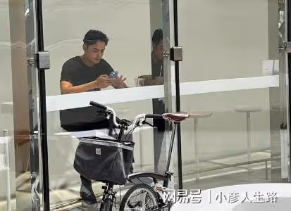 明道牽著兩歲兒子現身上海商場，孩子偏瘦，身上衣服像大了兩個碼