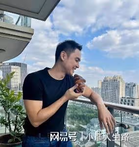 明道牽著兩歲兒子現身上海商場，孩子偏瘦，身上衣服像大了兩個碼
